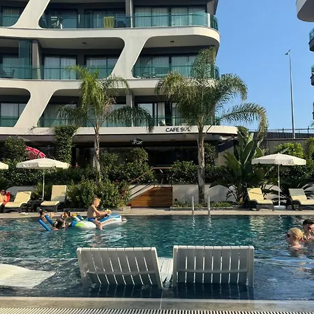 Coastal Retreat With Pool And Balcony Appartement