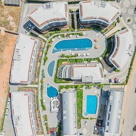 Appartement Coastal Retreat With Pool And Balcony