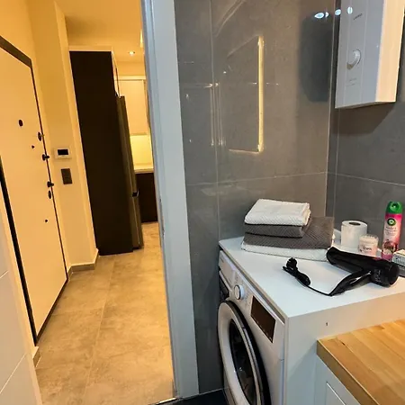 Coastal Retreat With Pool And Balcony * אלאניה