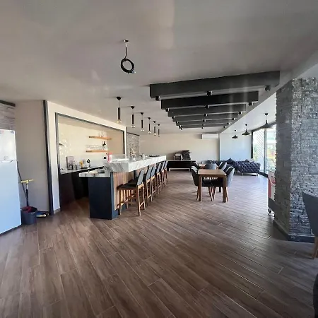 Coastal Retreat With Pool And Balcony * אלאניה