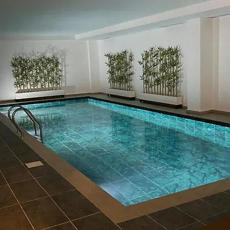 Coastal Retreat With Pool And Balcony אלאניה