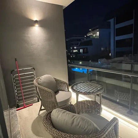 Coastal Retreat With Pool And Balcony דירה