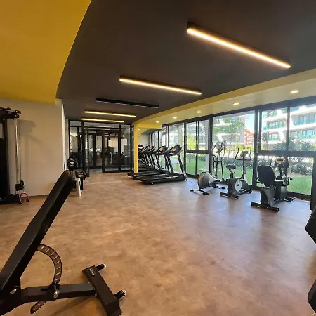 Coastal Retreat With Pool And Balcony דירה *