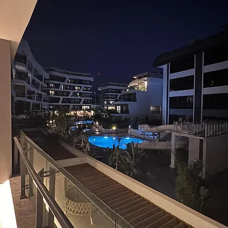 Coastal Retreat With Pool And Balcony אלאניה