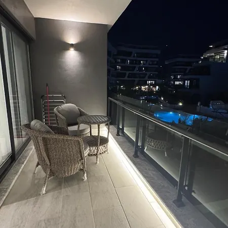 דירה Coastal Retreat With Pool And Balcony אלאניה