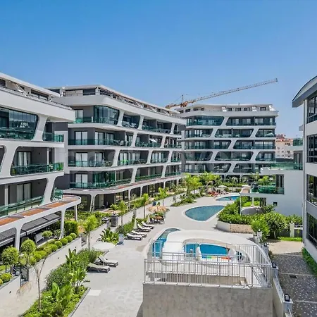 Coastal Retreat With Pool And Balcony *