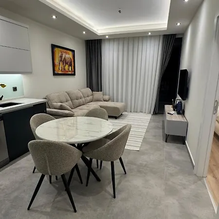 Coastal Retreat With Pool And Balcony דירה