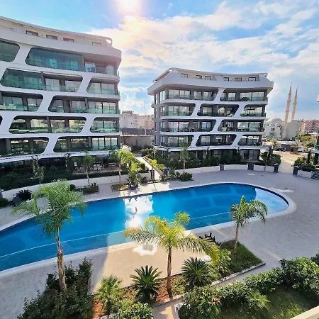 דירה Coastal Retreat With Pool And Balcony