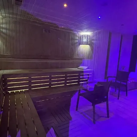 Coastal Retreat With Pool And Balcony דירה *