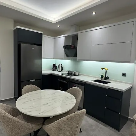 Coastal Retreat With Pool And Balcony * אלאניה