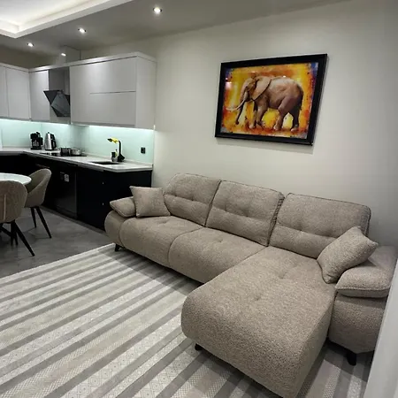 דירה Coastal Retreat With Pool And Balcony אלאניה